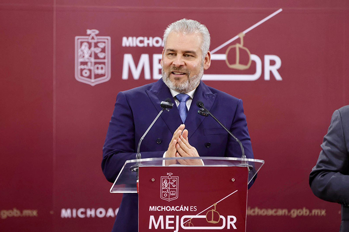 El gobernador de Michoacán, Alfredo Ramírez Bedolla, durante su posicionamiento oficial contra la decisión del INE.