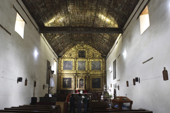 Vista general de la fachada de la histórica Capilla de Santiago Apóstol en la localidad de Tupátaro, Huiramba.