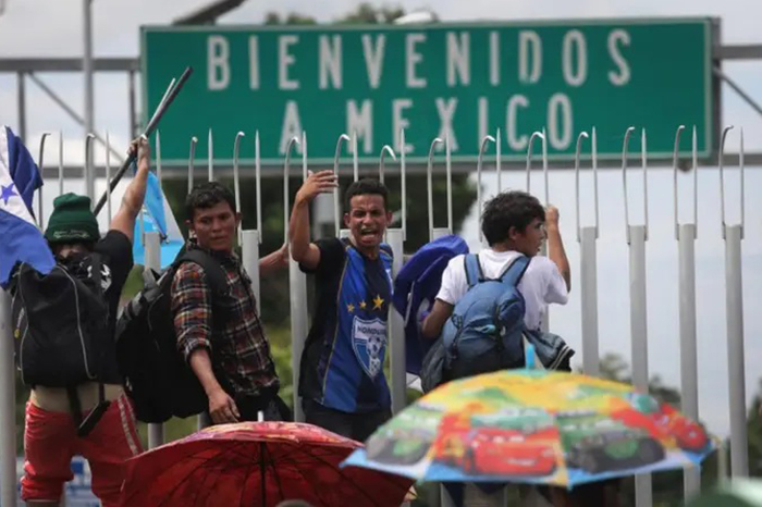 Familias de migrantes conversando.