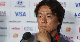 El técnico Hong Myung-bo observa con seriedad el desarrollo del partido de Corea del Sur.