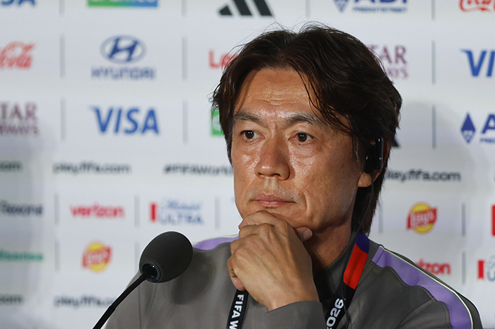 El técnico Hong Myung-bo observa con seriedad el desarrollo del partido de Corea del Sur.