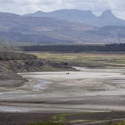 Vista aérea de un ecosistema natural afectado por el cambio climático y la sequía.