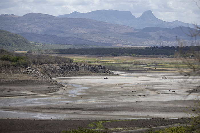Vista aérea de un ecosistema natural afectado por el cambio climático y la sequía.