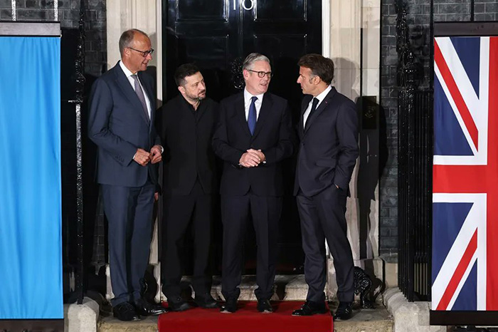 Líderes de Europa y Zelenski reunidos en Londres para pactar condiciones de un alto el fuego con Rusia.