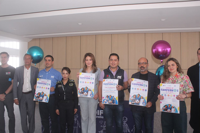 Paola Delgadillo Hernández, presidenta del DIF Morelia, presentando las actividades del verano 2026.