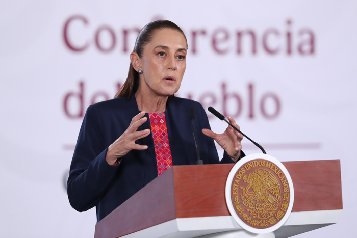 Presidenta Claudia Sheinbaum durante conferencia matutina hablando sobre el conflicto con la CNTE.