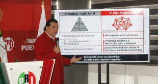 Dirigente estatal del PRI, Memo Valencia, durante la denuncia sobre el manejo de los recursos del FORTAPAZ.