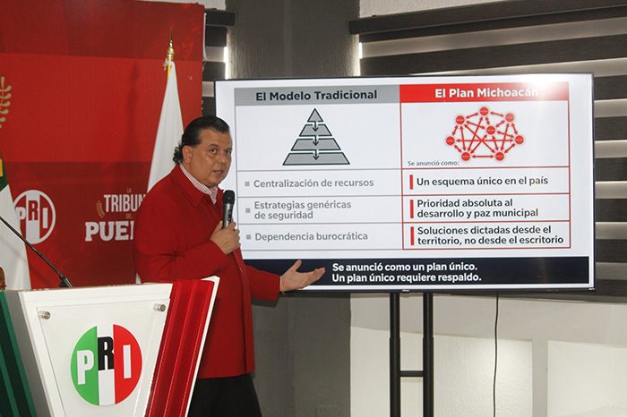 Dirigente estatal del PRI, Memo Valencia, durante la denuncia sobre el manejo de los recursos del FORTAPAZ.