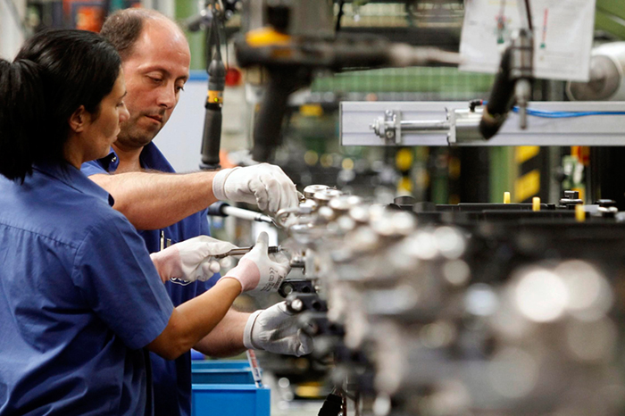 Trabajadores en una fábrica.