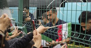 Aficionados despiden a jugadores de la selección de Irán a las afueras de un hotel en Tijuana tras el Mundial 2026.