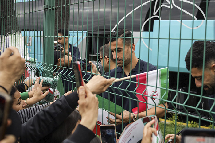 Aficionados despiden a jugadores de la selección de Irán a las afueras de un hotel en Tijuana tras el Mundial 2026.