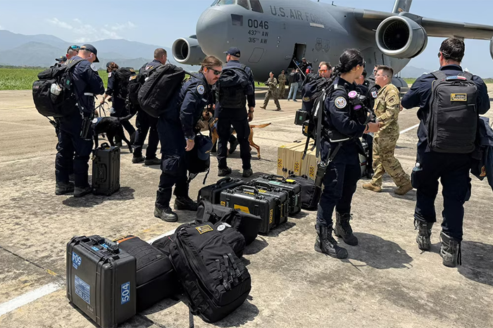 Aviones militares del Comando Sur descargando suministros y personal de asistencia como parte de la ayuda de EEUU tras terremotos en Venezuela.