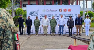 Autoridades militares y municipales supervisando el uso de maquinaria pesada para la destrucción de armas decomisadas en Lázaro Cárdenas.
