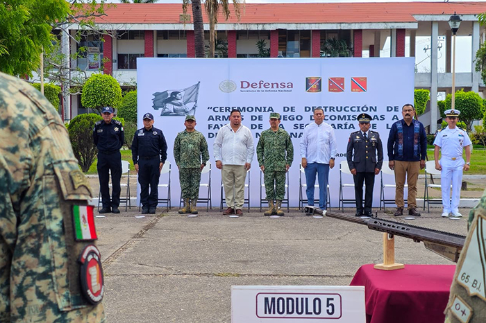 Autoridades militares y municipales supervisando el uso de maquinaria pesada para la destrucción de armas decomisadas en Lázaro Cárdenas.