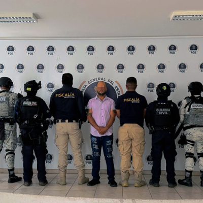 Elementos de la Guardia Civil y fuerzas federales realizando labores de seguridad en Uruapan tras una detención.
