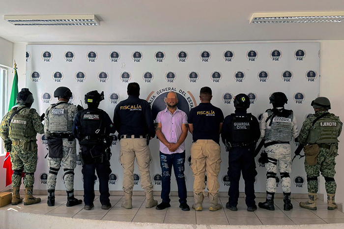 Elementos de la Guardia Civil y fuerzas federales realizando labores de seguridad en Uruapan tras una detención.