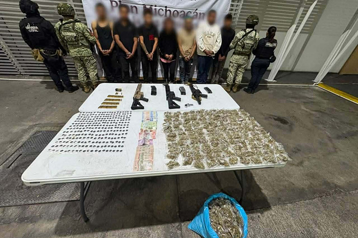 Armas largas, dosis de droga y camioneta Ford aseguradas en Michoacán luego de que militares detienen a 7 presuntos delincuentes.