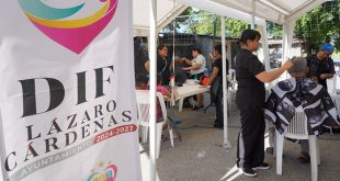 Estilistas brindando servicios de corte de cabello gratuito en la ribera del río Balsas, Lázaro Cárdenas.