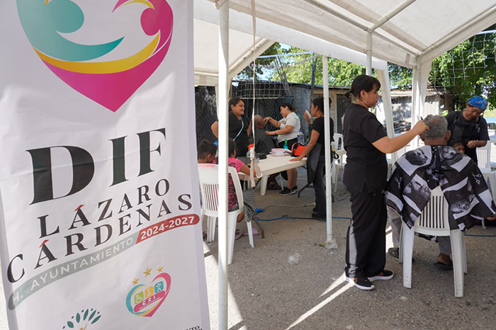 Estilistas brindando servicios de corte de cabello gratuito en la ribera del río Balsas, Lázaro Cárdenas.