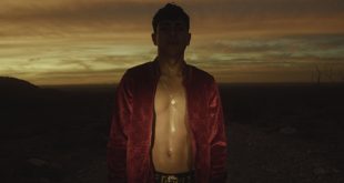Escena de la película En el camino dirigida por David Pablos, mostrando el ambiente de un tráiler en el norte de México.