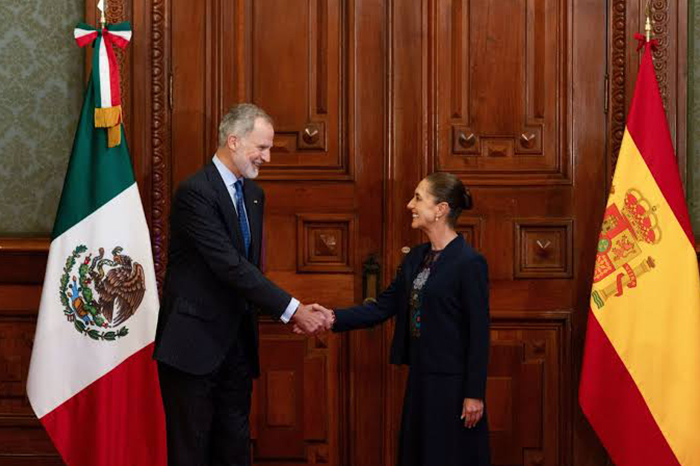 La presidenta Claudia Sheinbaum y el rey Felipe VI durante la ceremonia oficial de bienvenida en Palacio Nacional.