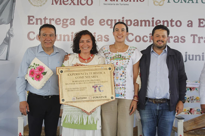 Autoridades federales y estatales entregan equipo y herramientas a cocineras tradicionales y artesanos en Pátzcuaro, Michoacán.