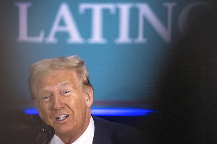 El presidente Donald Trump durante un acto oficial, representando su política exterior hacia América Latina.