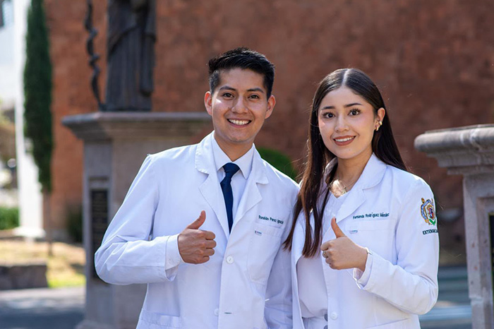 Aspirantes a la Universidad Michoacana de San Nicolás de Hidalgo consultando información sobre el examen de admisión EXANI-II.