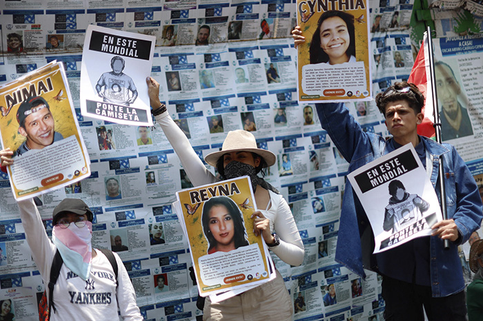 Integrantes del Contingente contra las Desapariciones LGBTIQ+ en México durante una movilización exigiendo justicia.