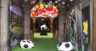 Balones monumentales intervenidos artísticamente en el patio principal del Palacio Ruta al Mundial en Morelia.
