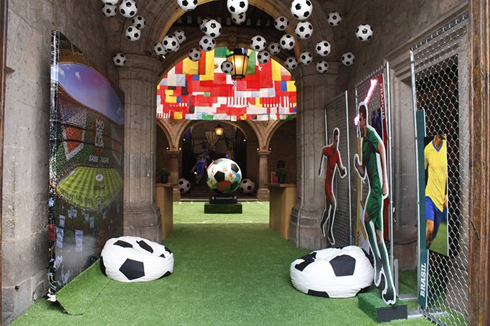 Balones monumentales intervenidos artísticamente en el patio principal del Palacio Ruta al Mundial en Morelia.