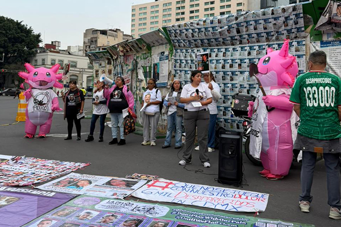 Fotografías de personas desaparecidas colocadas por familias buscadoras en la glorieta de Paseo de la Reforma.