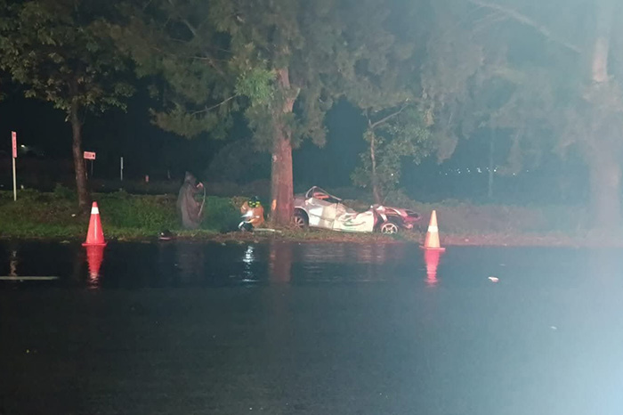 Unidades de rescate de Protección Civil atendiendo un fuerte accidente en la Morelia-Pátzcuaro.