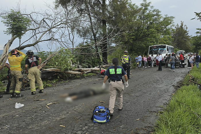 Elementos de auxilio y peritos de la fiscalía en la zona del fatal accidente de motocicleta en Zamora.