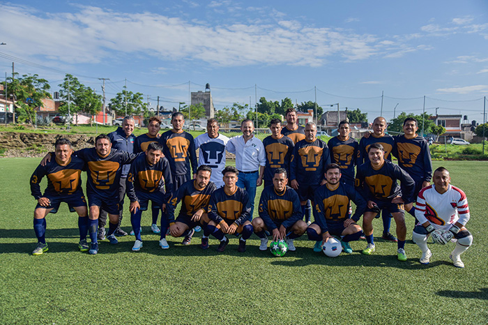 El regidor Fausto Vallejo Mora conviviendo con jóvenes y entregando uniformes durante un torneo de fútbol en la colonia Misión del Valle.