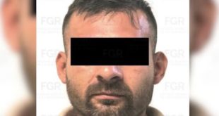 Agentes federales custodian a un reclamado en proceso de extradición a Estados Unidos en el AICM.