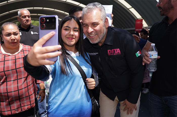 Gobernador Alfredo Ramírez Bedolla firma iniciativa para garantizar internet gratis a estudiantes en Michoacán