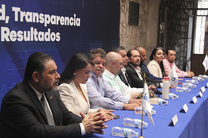Representantes de la CONCANACO SERVYTUR y la CANACO SERVYTUR Morelia en rueda de prensa.