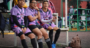 Integrantes de equipos de fútbol de la diversidad marchando y jugando, reflejando la realidad de las personas LGBTIQ+ en México.