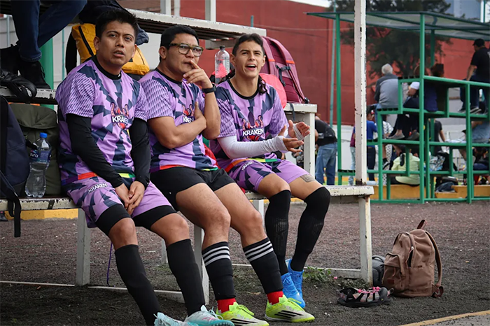Integrantes de equipos de fútbol de la diversidad marchando y jugando, reflejando la realidad de las personas LGBTIQ+ en México.