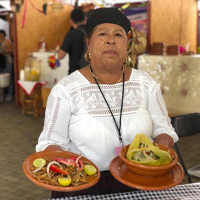 Diversos platillos tradicionales de Michoacán como corundas, aporreadillo y toqueres exhibidos en el evento gastronómico.