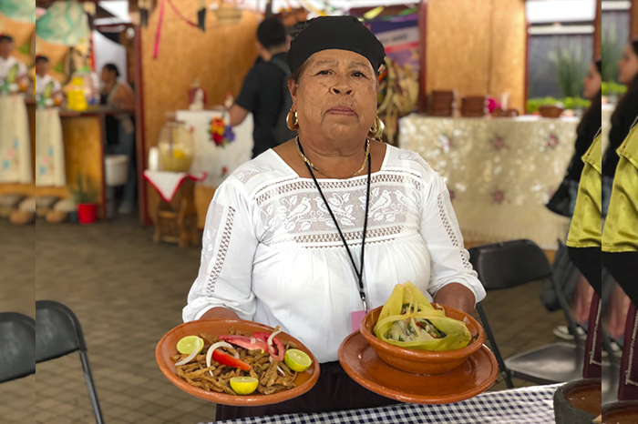 Diversos platillos tradicionales de Michoacán como corundas, aporreadillo y toqueres exhibidos en el evento gastronómico.