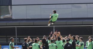 El director técnico Javier Aguirre en la Selección Mexicana sonriendo durante una práctica con sus jugadores previo a los dieciseisavos de final.