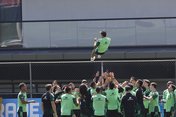 El director técnico Javier Aguirre en la Selección Mexicana sonriendo durante una práctica con sus jugadores previo a los dieciseisavos de final.