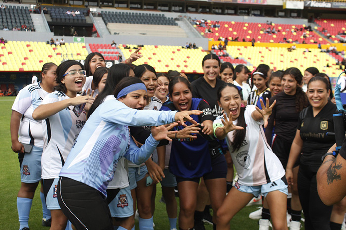 Equipos ganadores celebrando el campeonato del Jalo Futbolero 2026 en el Estadio Morelos.