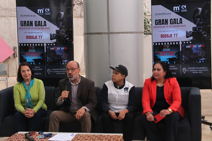 Cartel informativo y espacio de presentación de cortometrajes en el Colegio de Morelia.