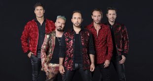Integrantes de la agrupación Mercurio durante una de sus presentaciones en vivo con motivo de su gira de aniversario.