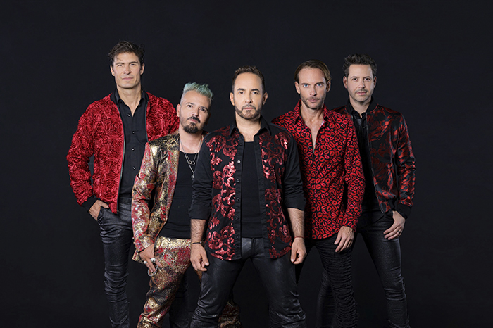 Integrantes de la agrupación Mercurio durante una de sus presentaciones en vivo con motivo de su gira de aniversario.