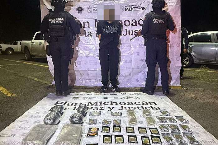 Elementos del Grupo GRIM de la Guardia Civil durante un operativo donde se detiene a presunto narcomenudista con paquetes de droga.