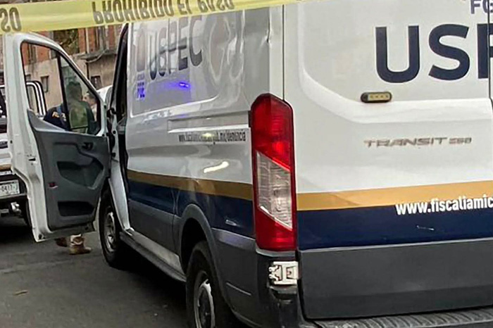 Elementos de la policía y peritos de la USPEC acordonando el área por un homicidio en la colonia 18 de Marzo en Morelia.